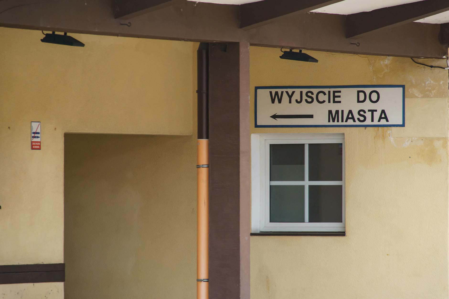 Pacjentka czeka na wizytę do specjalisty w poradni NFZ w Czeladzi, kolejki do specjalistów Czeladź